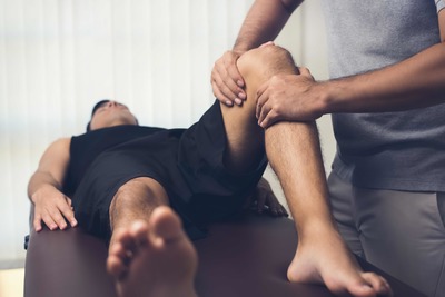 Knee pain and physical therapy care at Manhattan Spine in Midtown NYC